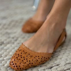 Μπαλαρίνες δερμάτινες με διάτρητο σχέδιο Carmela 160672 - Κάμελ