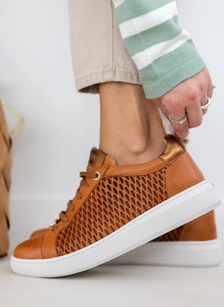 Sneakers δερμάτινα με διάτρητο σχέδιο Carmela 160797 - Κάμελ - Image 4