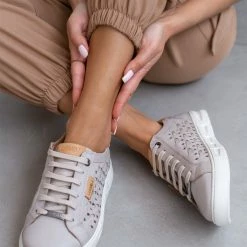 Sneakers δερμάτινα με διάτρητο σχέδιο Carmela 68568 - Πάγου